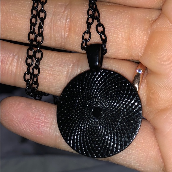 Pretty Flower Necklace🤑 - Picture 2 of 3